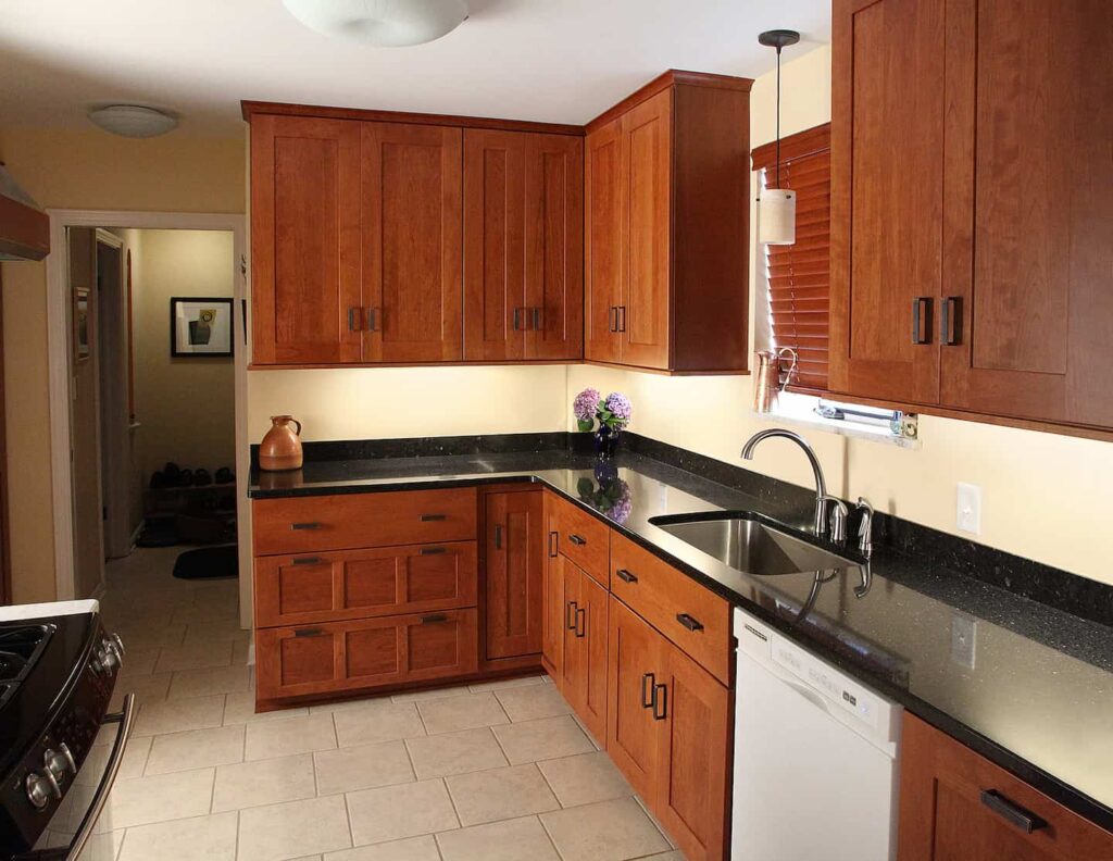 Kitchen cabinets extended to the ceiling with crown molding