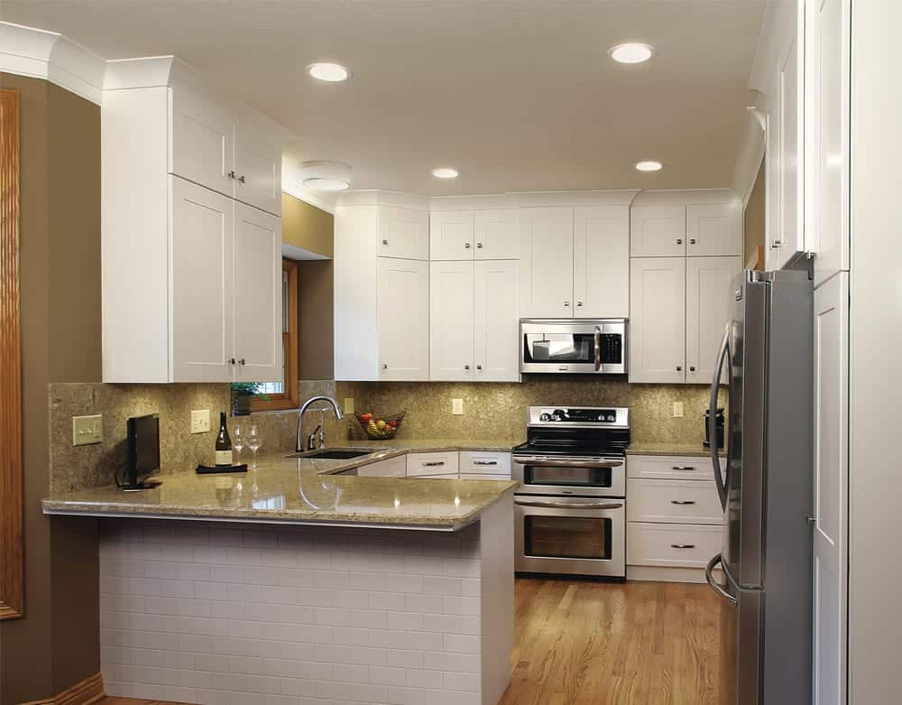 Kitchen cabinets extended to the ceiling with crown molding