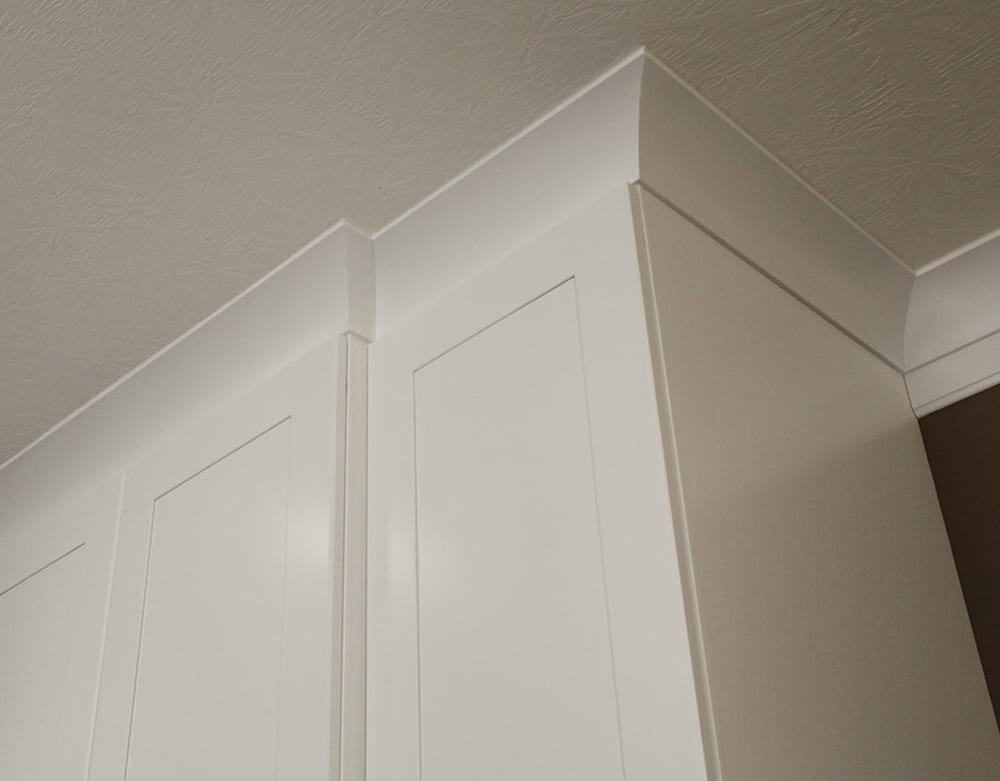 Kitchen cabinets extended to the ceiling with crown molding