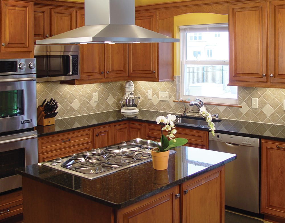 Traditional kitchen with cooktop, vent hood and built-in double wall ovens