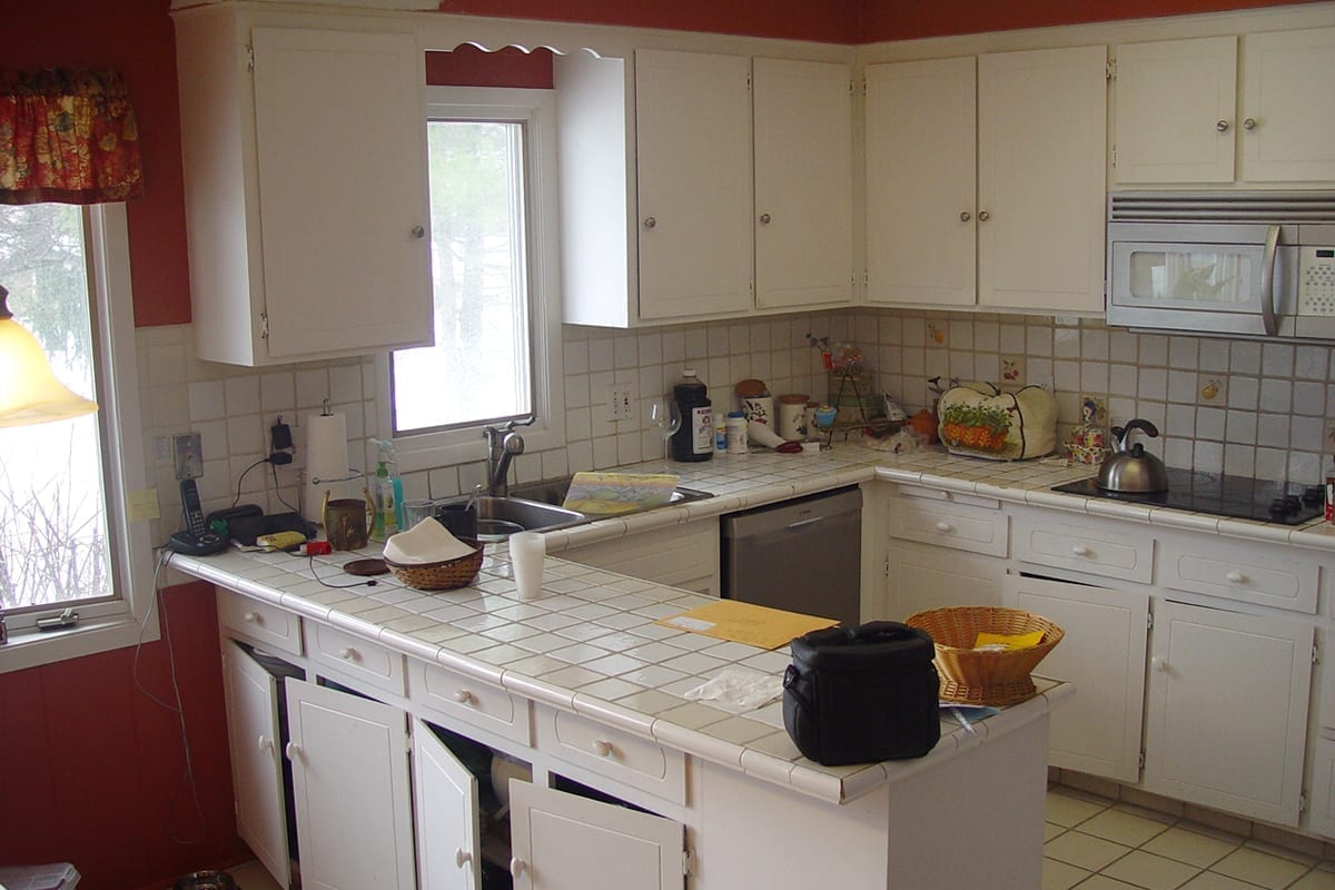 a picture of an old white kitchen in Parma with white Tile countertops