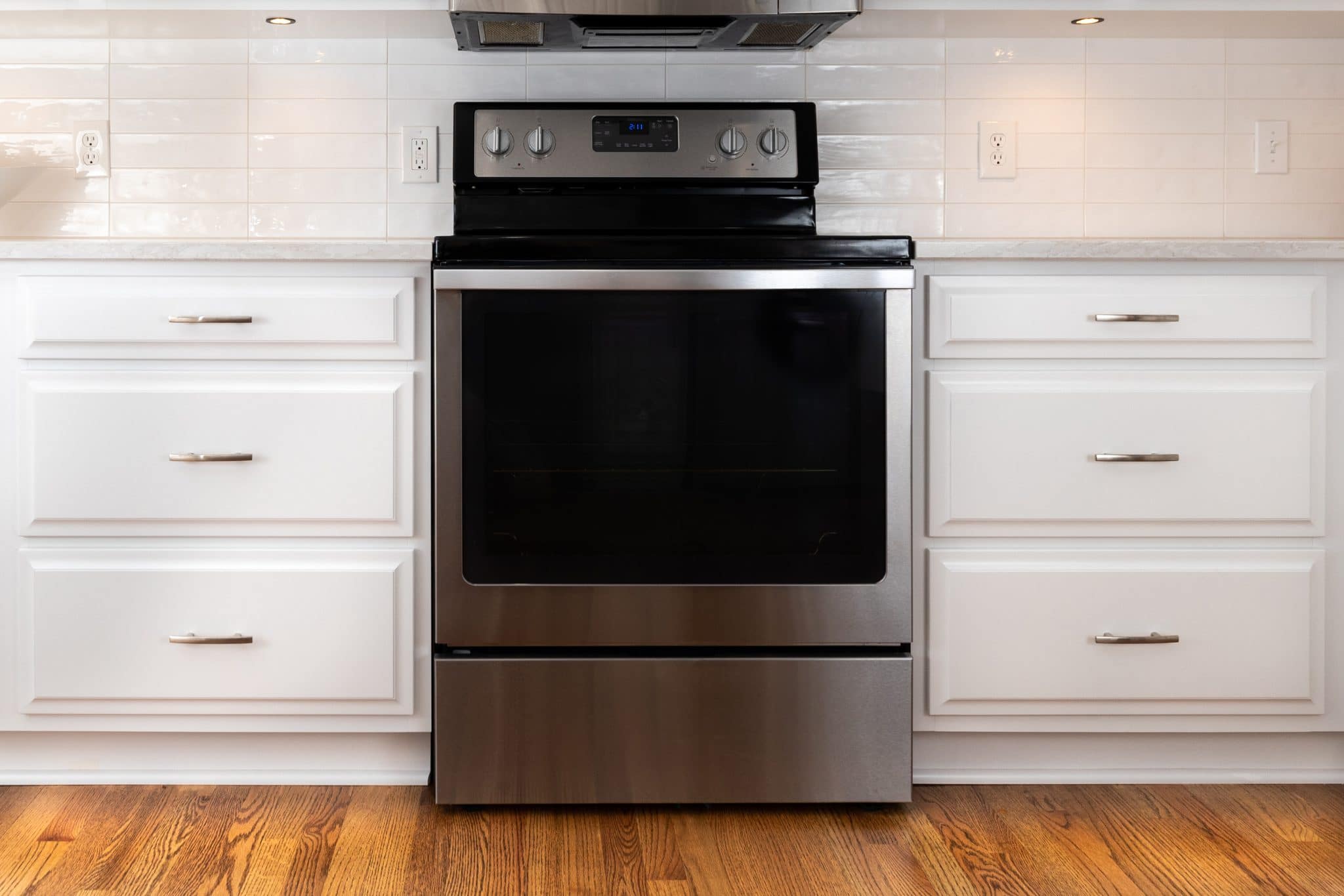 Drawer Banks Stove White Traditional Kitchen Medina Ohio